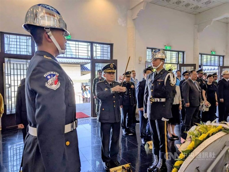 「8・23砲戦」67年を記念した式典で戦死者らに線香を手向ける陸軍司令の呂坤修上将＝8月23日、金門県