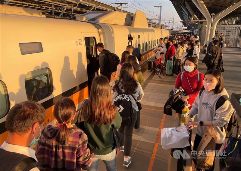 台湾高速鉄道の台南駅のホーム（資料）