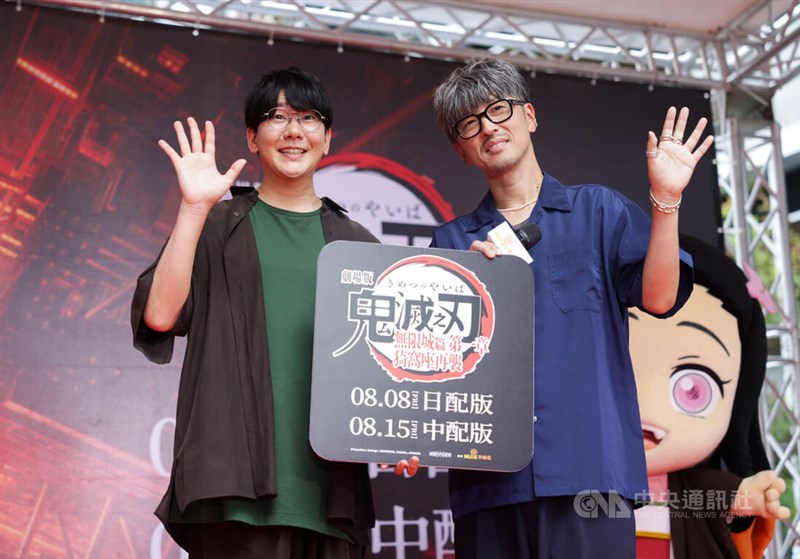 台北市内で行われたファンミーティングに登場する声優の花江夏樹（左）と櫻井孝宏＝2025年8月23日、中央社記者裴禛撮影