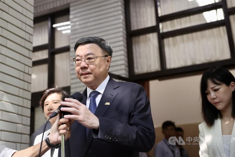 立法院で取材に応じる卓栄泰行政院長＝2025年8月25日、中央社記者王飛華撮影