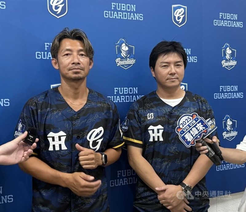 23日の始球式に登場した阪神OBの鳥谷敬氏（左）と元阪神の林威助・富邦副ゼネラルマネジャー（GM）兼ファームマネジャー（右）＝新北市の新荘野球場で2025年8月23日、中央社記者謝靜雯撮影