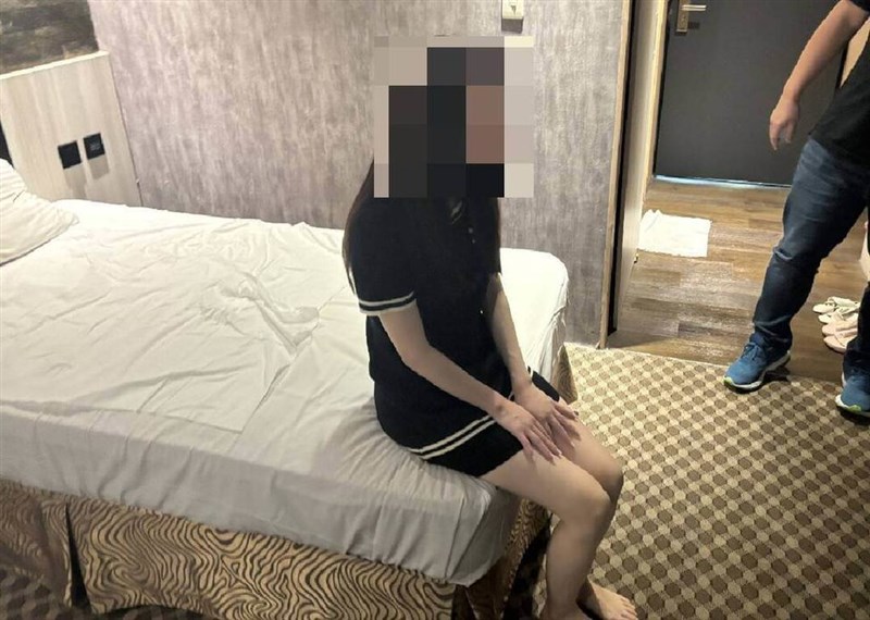 観光目的で台湾に入国して売春したなどの疑いで摘発された外国籍の女（読者提供）