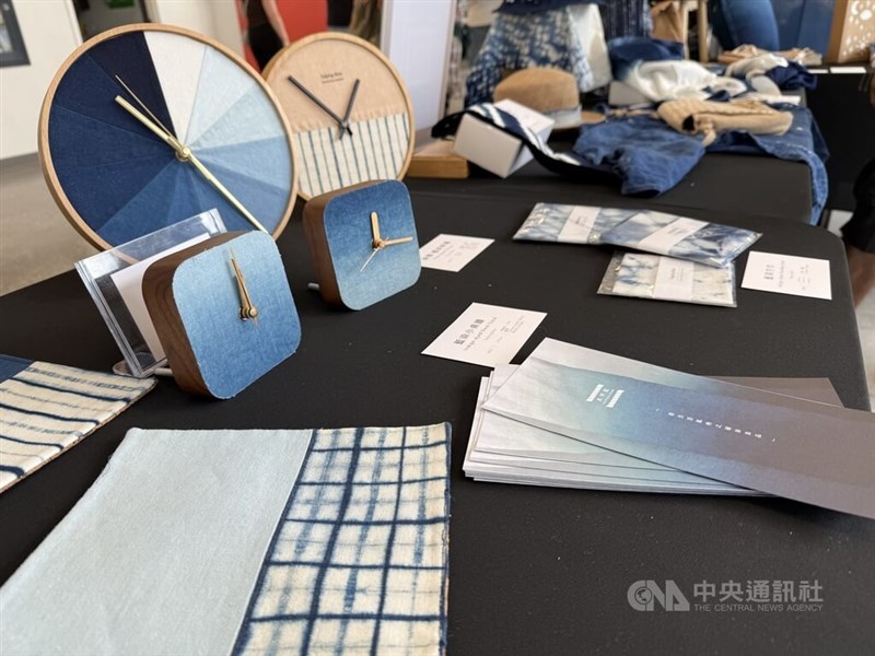 台中市太平区頭汴坑地区に伝わる藍染めの普及に取り組むグループ「太平藍」の作品＝中央社記者胡玉立撮影