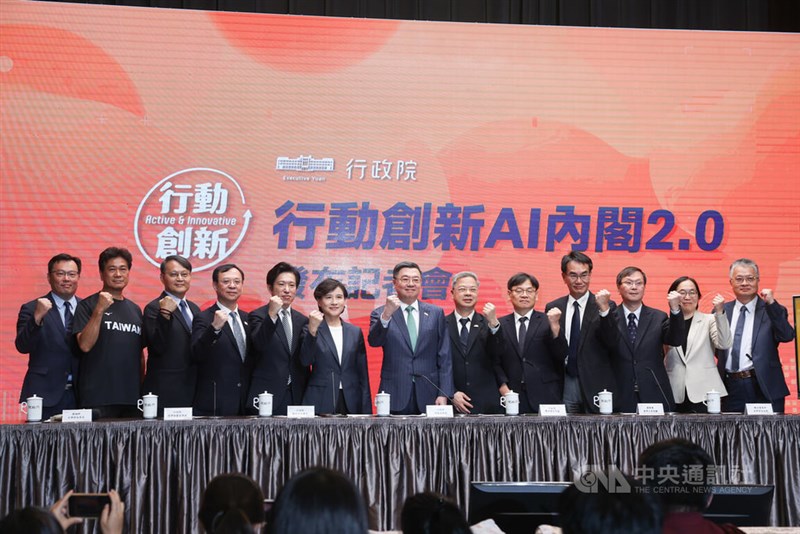 改造内閣の新メンバーらとポーズを決める卓栄泰行政院長（中央にいる緑色のネクタイの男性）＝8月28日、台北市