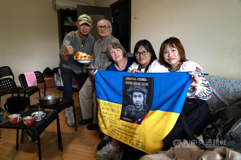 ウクライナ南部ヘルソンから退避してきた高齢夫婦と面会する蘇さん母娘。左端は案内役を務めるボランティア