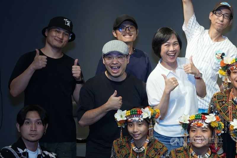 公演「廟前の感謝の舞台」で音楽監督を担う卓士尭さん（灰色の帽子をかぶる男性）