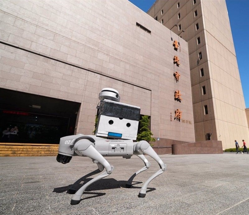 台北市政府が歩道点検のために導入した犬型ロボット（李四川副市長のフェイスブックから）