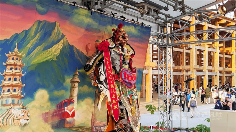 中華民国国旗をデザインした気球のイラストを隠すため神像が置かれた＝8月28日、大阪市