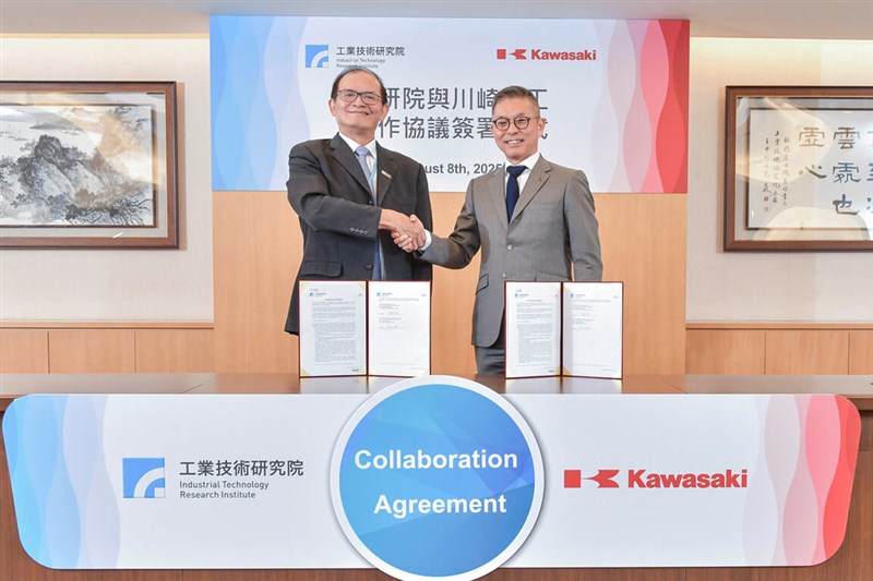 協定締結を喜ぶ工業技術研究院の胡竹生副院長（左）と川崎重工業の中谷浩副社長＝8月8日、台湾（同院提供）