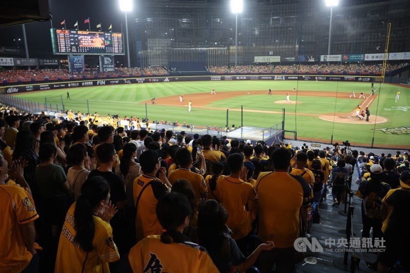 中信ブラザーズファンで埋まる台中インターコンチネンタル野球場＝2024年10月25日、台中市