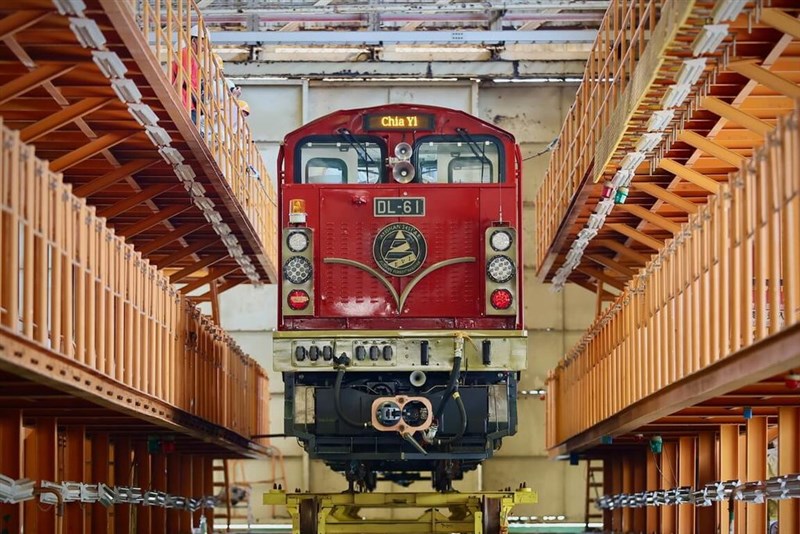 車両基地に搬入された阿里山林業鉄路のハイクラス新型列車「森里号」の機関車＝8月29日、嘉義市（阿里山林業鉄路・文化資産管理処提供）