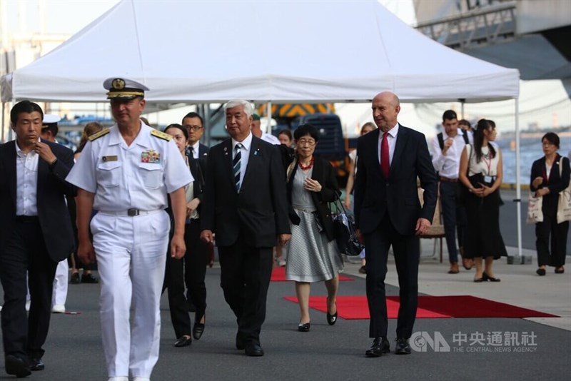 28日、東京で会談した中谷元防衛相（手前中央）、ヒーリー英国防相（同右）