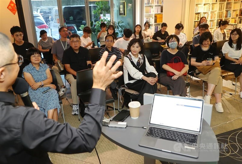 「志明編集アシスタント」成果発表会には多くの国内のコミュニケーション学部関係者が出席した。中央は胡婉玲中央社社長＝中央社記者郭日曉撮影、2025年8月28日