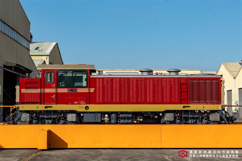 新型列車「森里号」の機関車の側面(阿里山林業鉄路・文化資産管理処提供)
