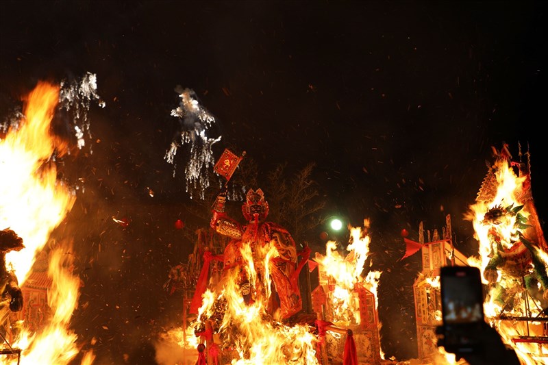 燃やされる鬼王「大士爺」の神像＝嘉義県政府提供