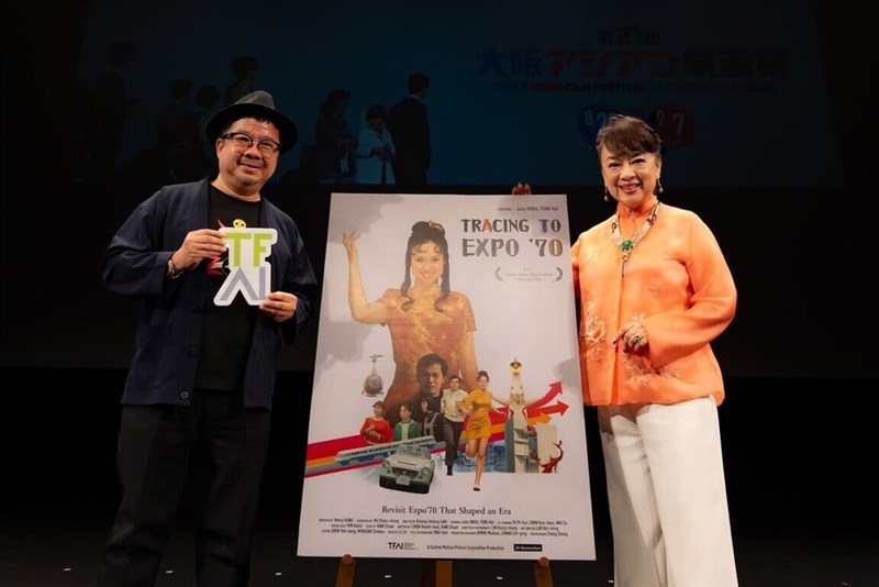 大阪アジアン映画祭のオープニングセレモニーに出席したジュディ・オングさん（右）。左は国家映画・視聴文化センターの褚明仁董事長＝8月29日、大阪市（同映画祭提供）