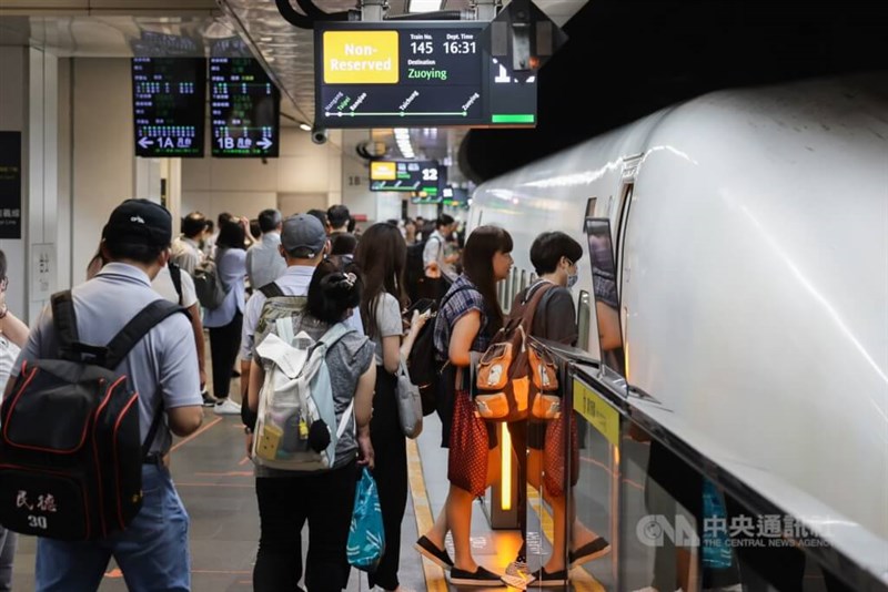 台湾高速鉄道に乗車する人たち＝資料写真