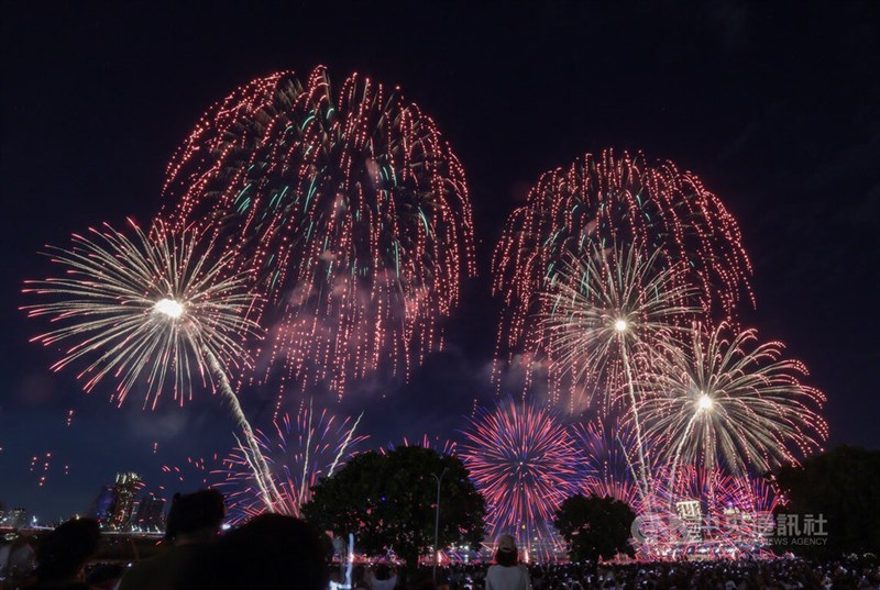 打ち上げられた花火＝中央社記者裴禛撮影