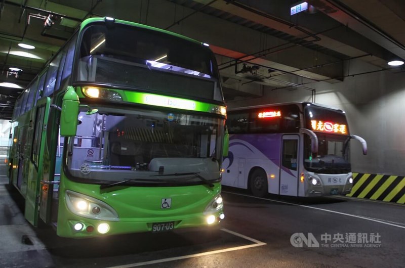 国光客運の車両（右）と統聯客運の車両＝中央社資料写真