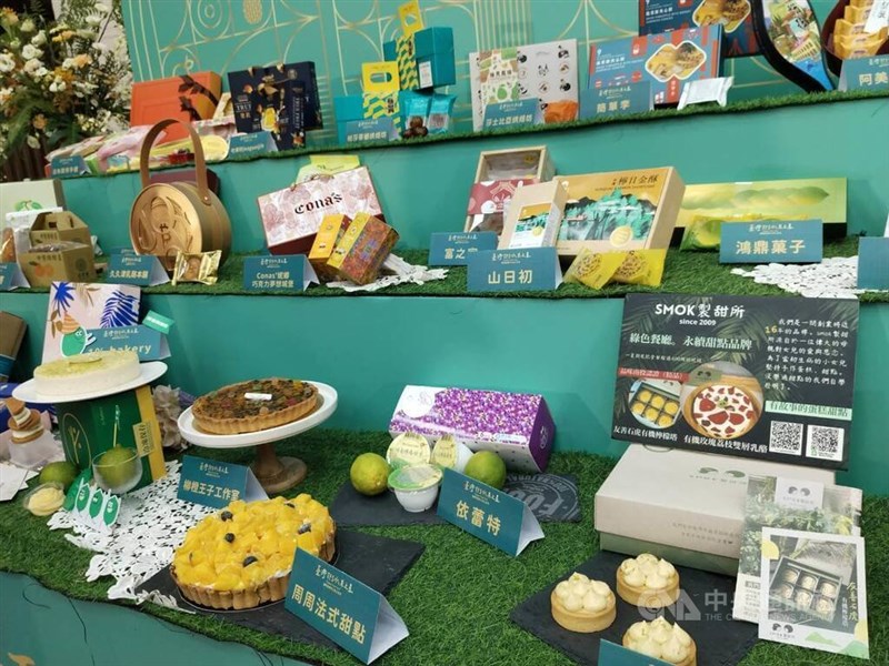 台湾産果物を使ったスイーツコンテストで受賞された一部商品＝9月2日、台北市
