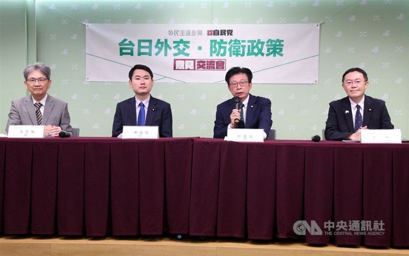 自民党議員との会談の成果を説明する（左から）民進党の王正旭、陳冠廷、郭国文、李坤城の各立法委員＝9月3日、台北市
