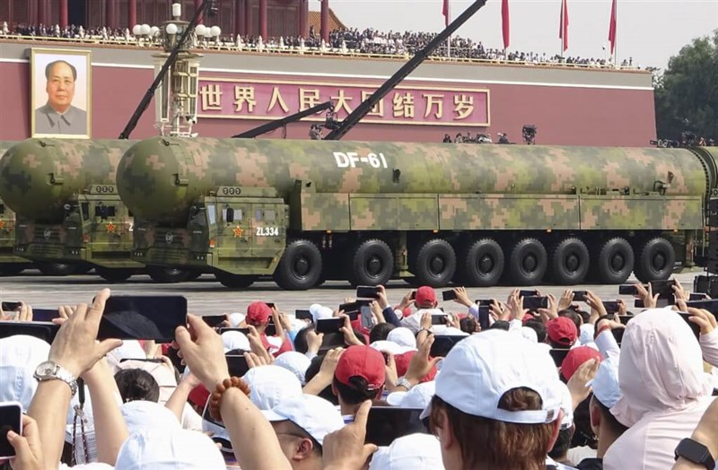 3日、中国・北京市の天安門広場で行われた軍事パレード（共同通信社提供）