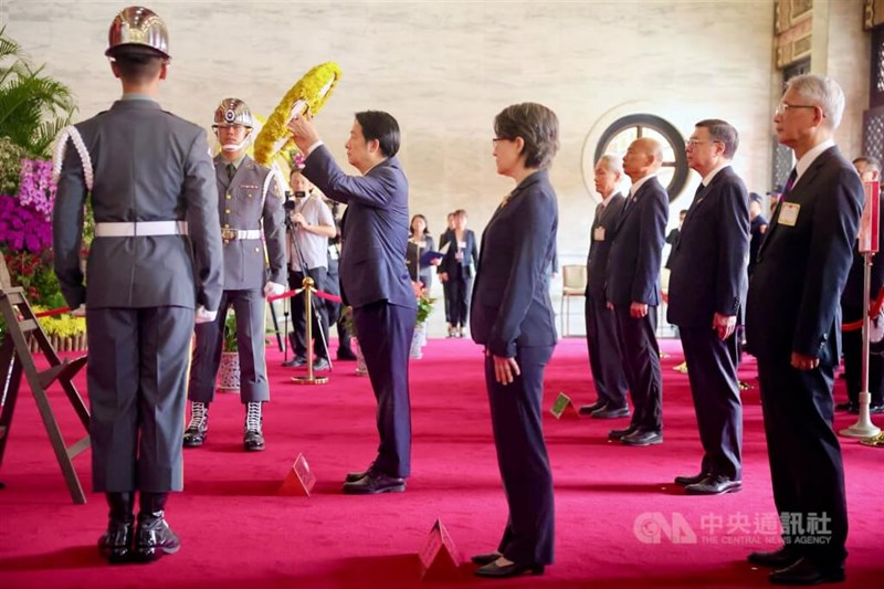忠烈祠で祭られる英霊に花輪をささげる頼清徳総統＝9月3日、台北市