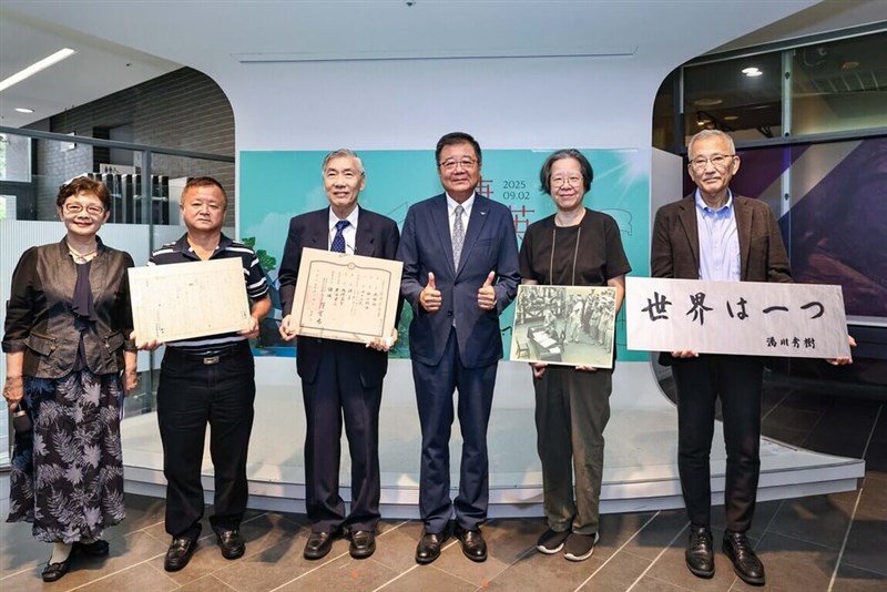 清華大学捷英文物館に文物を寄贈した方聖平・同大中国語学科元教授（右から2人目）、同大教養教育センターの谷川雅夫客員教授（右端）ら。右から3人目は同大の呂平江副学長＝9月2日、新竹市（同大提供）