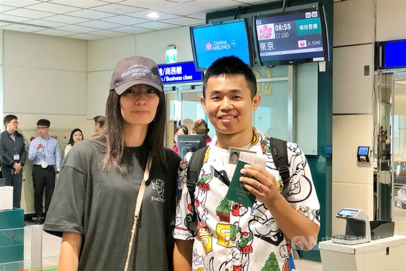 妻と訪日旅行のために桃園国際空港を利用し、ビジネスクラスへ格上げされる優遇を受けた饒中佐（右）＝9月3日、桃園市