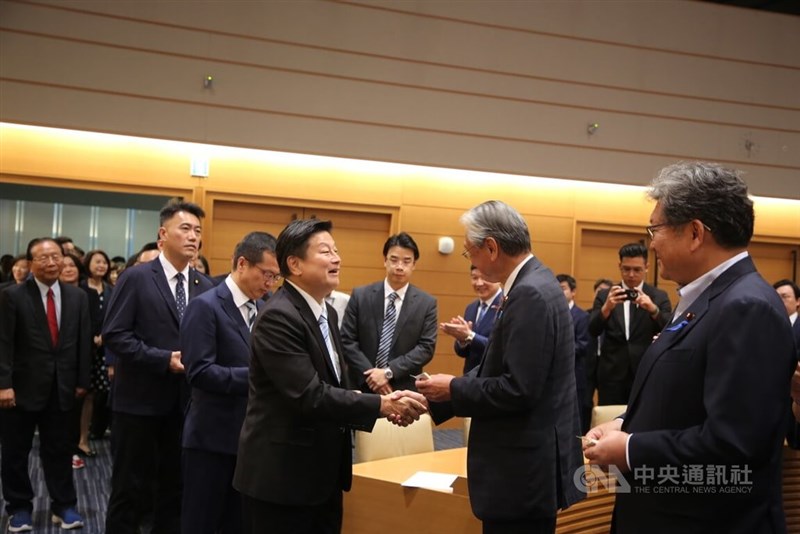 超党派議員連盟、日華議員懇談会の古屋圭司会長（手前右2）と握手する最大野党・国民党の傅崐萁立法委員（国会議員、手前右3）＝2025年9月4日、中央社記者楊明珠撮影