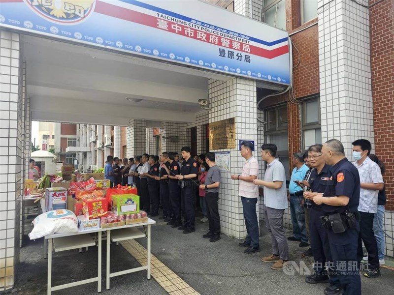 線香を手に祈願する警察署員ら=2025年9月3日、中央社記者趙麗妍撮影
