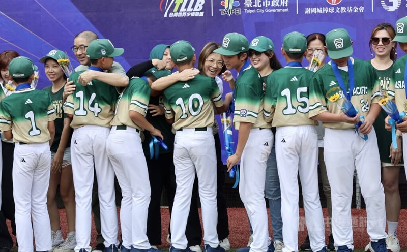 選手と保護者が抱擁を交わした＝2025年9月7日、中央社記者張皓安撮影