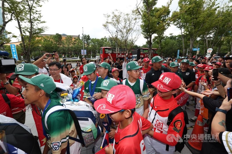 台北ドームに到着し、歓迎を受ける選手ら＝2025年9月7日、中央社記者呉家昇撮影