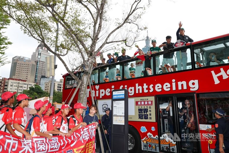 バスから手を振る選手ら＝2025年9月7日、中央社記者呉家昇撮影