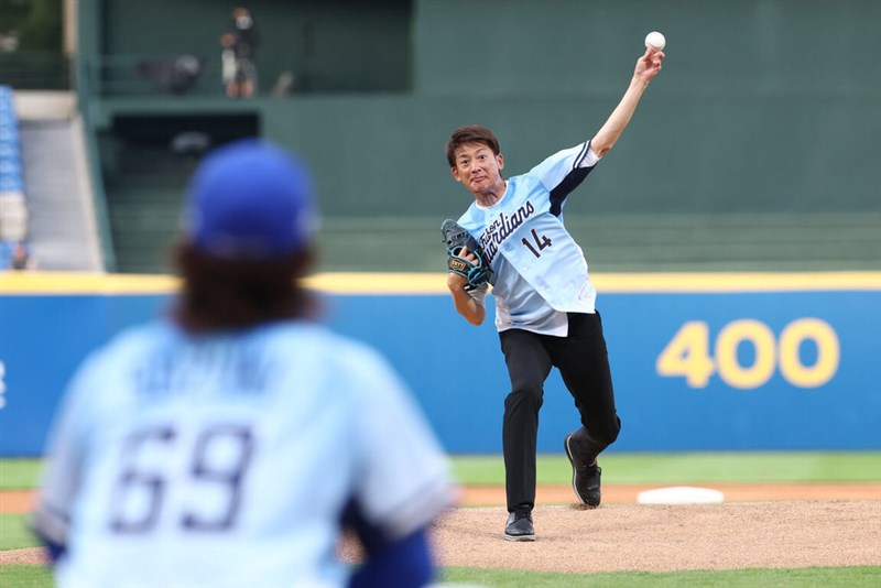 始球式で投球する元阪神の能見篤史氏＝富邦ガーディアンズ提供