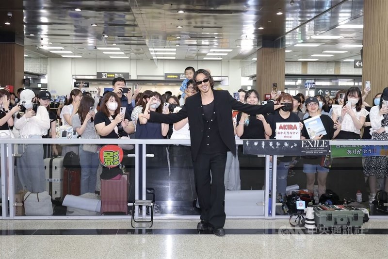 空港でファンたちと記念撮影するAKIRA(手前)=2025年9月6日、中央社記者翁睿坤撮影