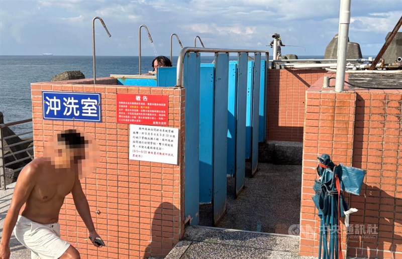 プール「海興游泳池」の周辺にある屋根なしのシャワーブース＝2025年9月8日、中央社記者王朝鈺撮影
