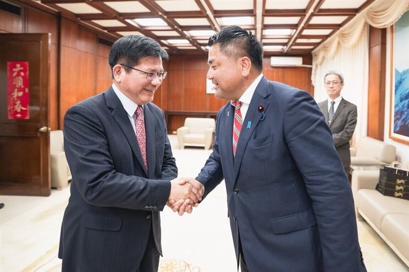 立憲民主党の太栄志衆院議員（手前右）と握手を交わす林佳竜外交部長＝9月8日、台北市
