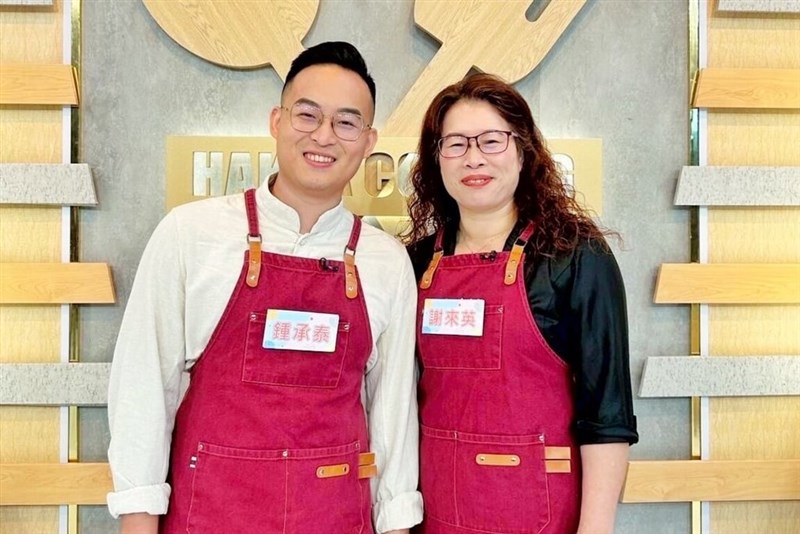 東方美人の味や香りを競う全国コンテストで特等を獲得した桃園市文新製茶廠の鍾承泰さん（左）と母親の謝来英さん＝桃園市政府農業局提供