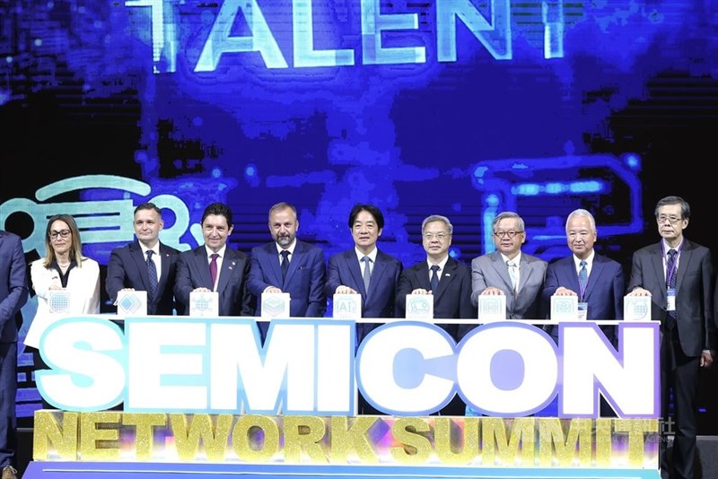 セミコン・ネットワーク・サミットの開会式に出席した頼清徳総統（右から5人目）＝9月9日、台北市