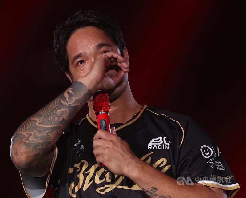 引退セレモニーで涙を流す林＝2025年9月7日、中央社記者張新偉撮影