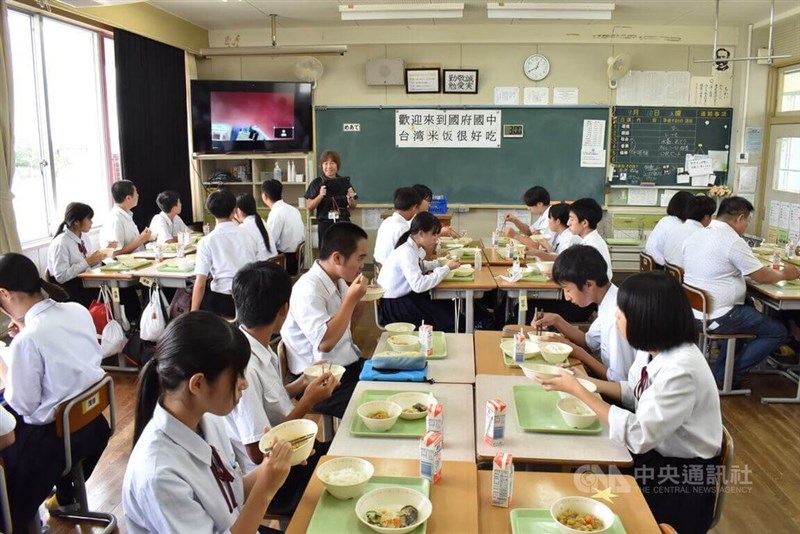 給食を味わう生徒ら。黒板には中国語で「国府中へようこそ。台湾米はおいしい」と書かれていた＝2025年9月10日、中央社記者高華謙撮影
