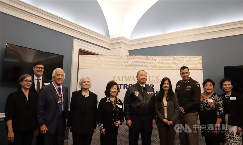 第2次世界大戦勝利80年の記念行事に出席した兪大㵢駐米代表（右から5人目）＝9月10日、ワシントン