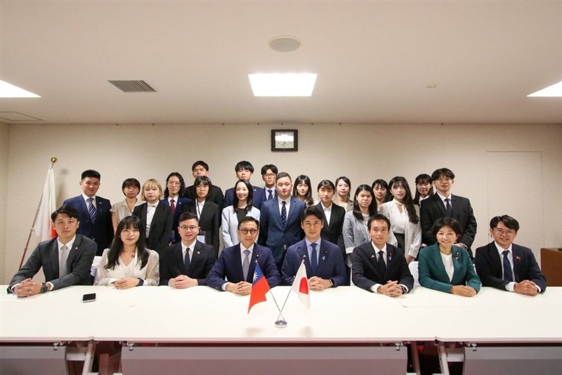 SNSを活用した若者との交流やエネルギー政策などについて意見を交わした国民党の青年団と自民党青年局のメンバー＝9月10日、東京都（国民党提供）