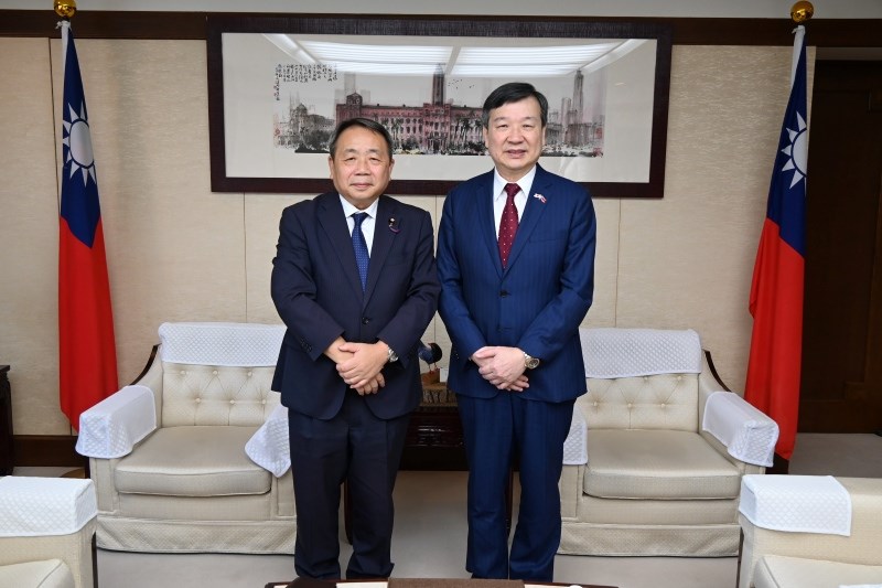 笑顔の石平参院議員（左）と李逸洋駐日代表＝9月10日、東京都（駐日代表処HPから）