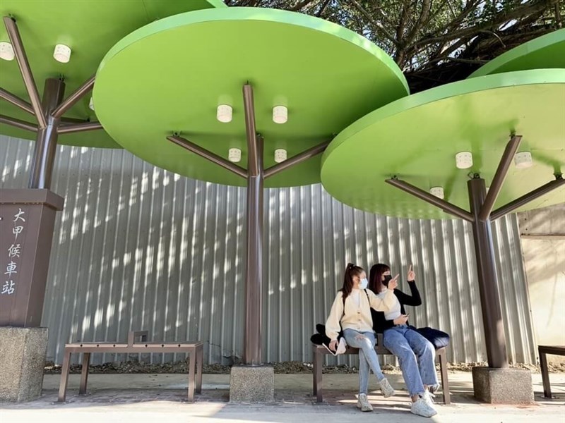 ガジュマルの古木をモチーフにしたバス停＝台中市政府提供