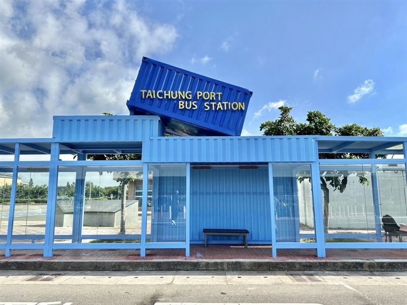 台中港周辺にあるコンテナ型のバス停＝台中市政府提供