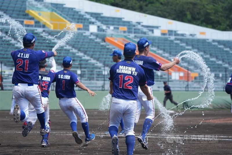 野球のU18（18歳以下）ワールドカップ（W杯）で韓国を下して銅メダルに輝く台湾代表＝2025年9月14日、中央社記者徐肇昌撮影