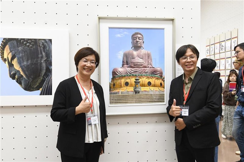美術展に出展する芸術家と記念撮影する王恵美彰化県長（左）＝同県政府提供
