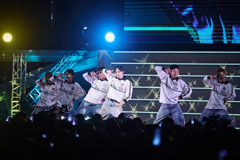 台北公演を行う中島健人（中央、写真提供＝大鴻芸術BIG ART）